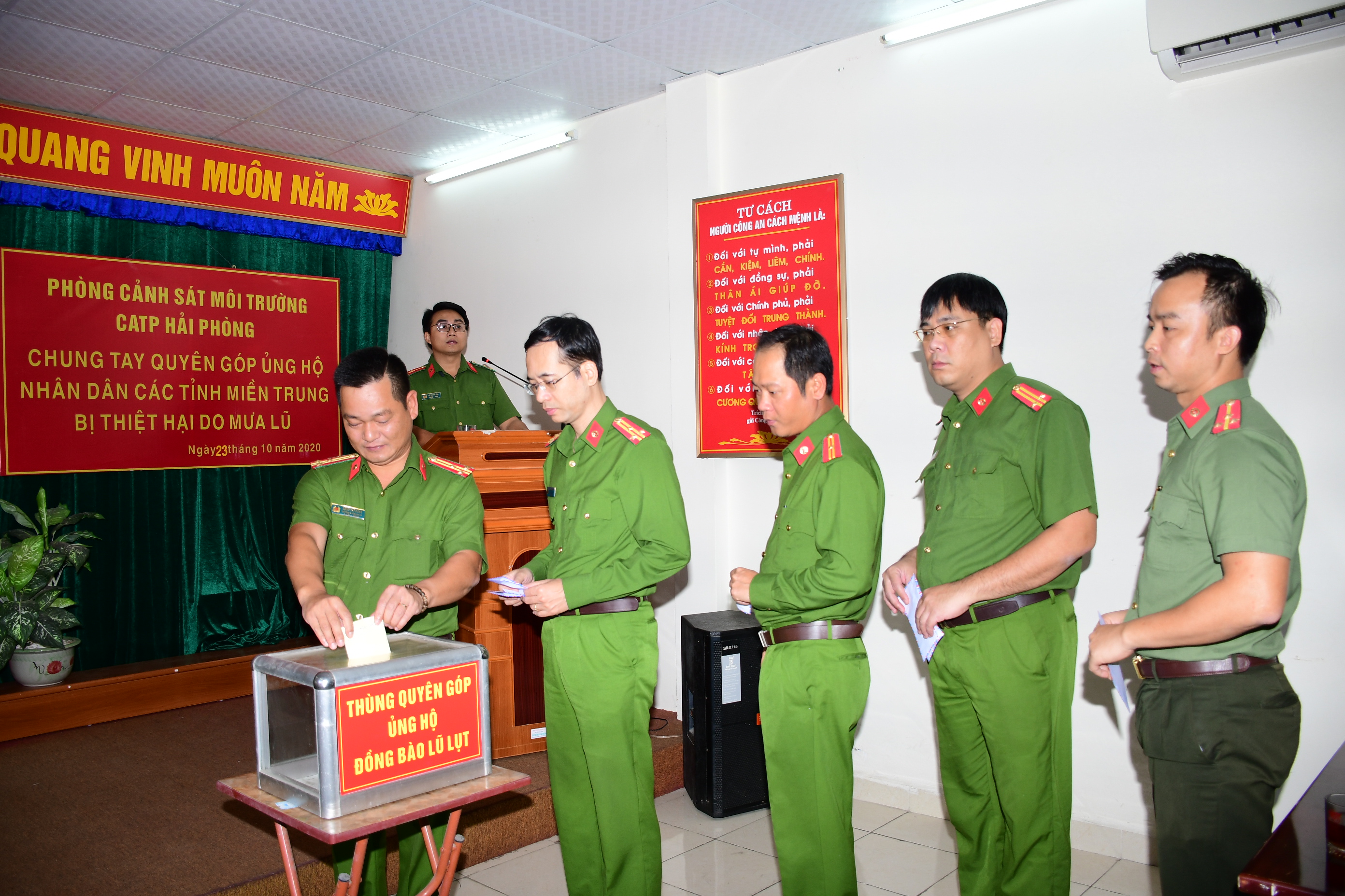 Phòng Cảnh sát môi trường - CATP: Quyên góp, ủng hộ đồng bào miền Trung ruột thịt